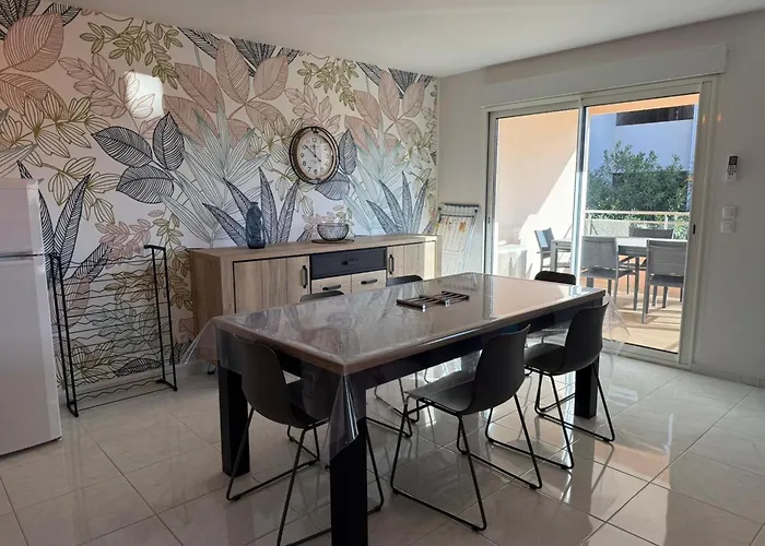 T4 Climatise Avec Parking A 2 Pas De La - Fr-1-309-359 Appartement *